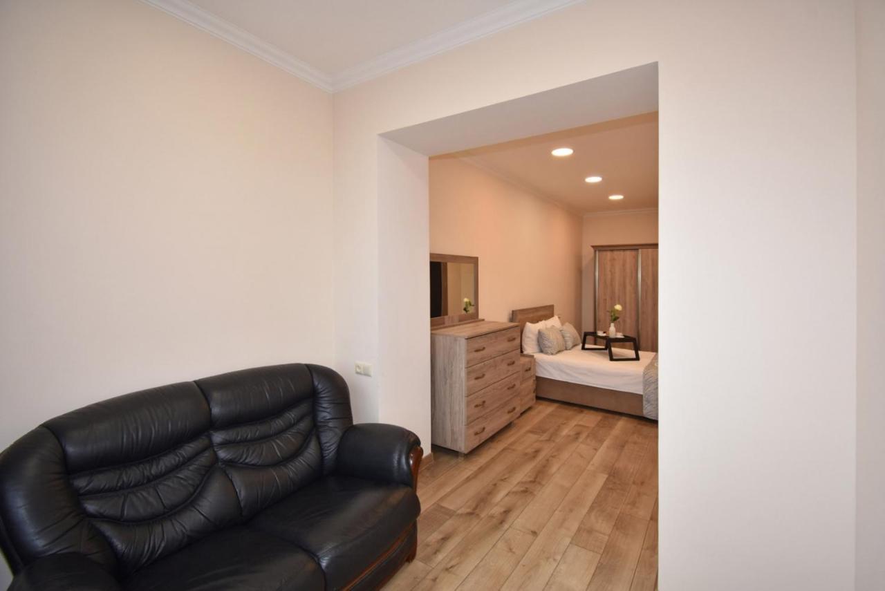 2 Bedroom Apartment, Quiet And Spacious Yerevan Exterior photo