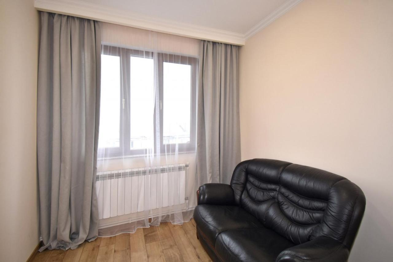 2 Bedroom Apartment, Quiet And Spacious Yerevan Exterior photo
