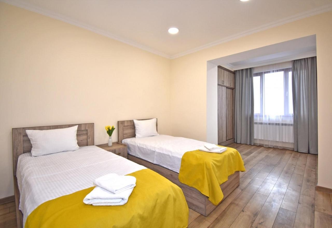 2 Bedroom Apartment, Quiet And Spacious Yerevan Exterior photo
