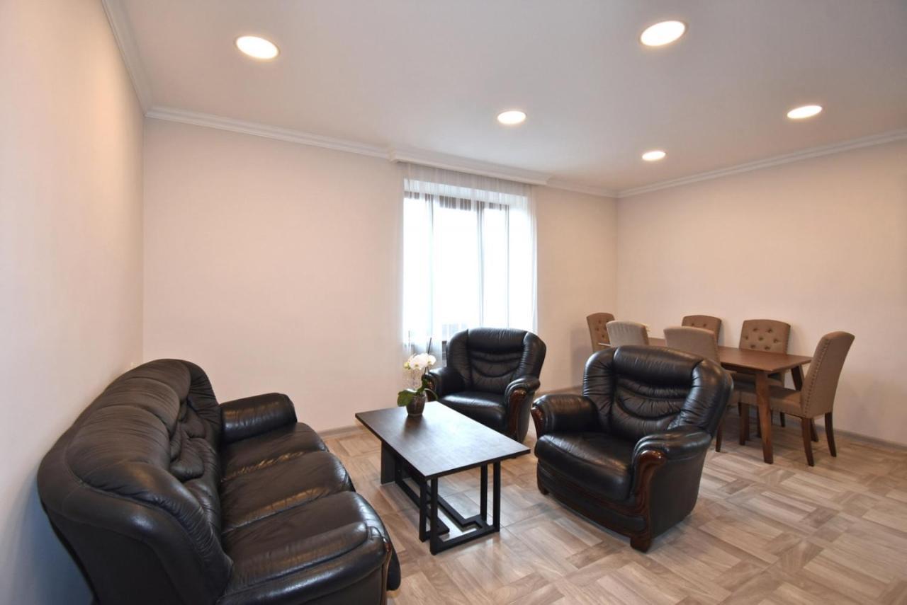 2 Bedroom Apartment, Quiet And Spacious Yerevan Exterior photo